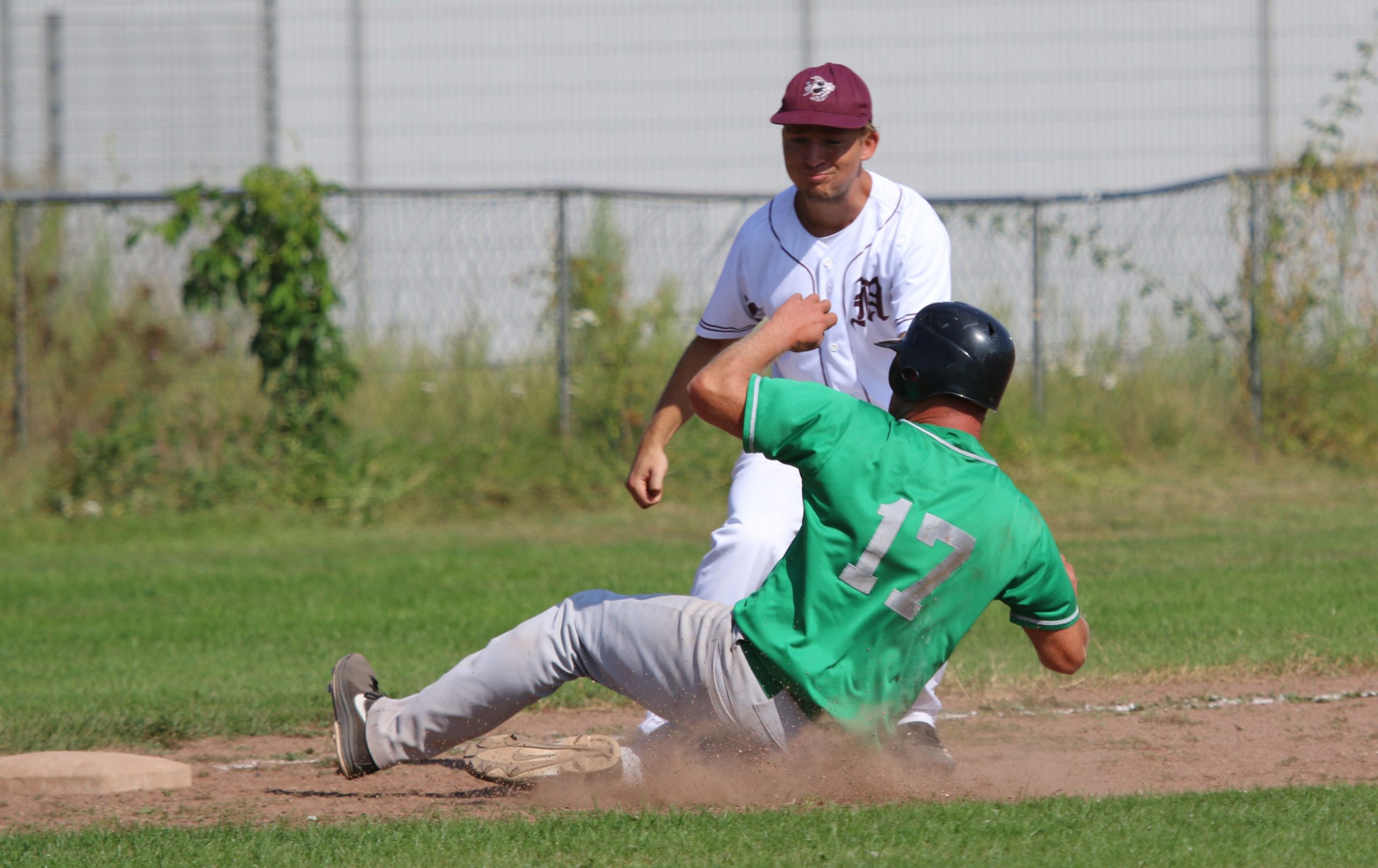 Johann Gelhorn safe an 3rd Base